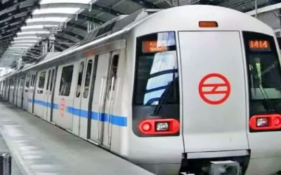 इंदौर में पहली बार दौड़ी मेट्रो, महिलाओं ने थामा तिरंगा, वीरांगनाओं के नाम पर रखे गए स्टेशन