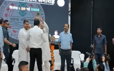 CM नीतीश कुमार ने अपर मुख्य सचिव के सिर पर रख दिया पौधा, वीडियो सोशल मीडिया पर वायरल